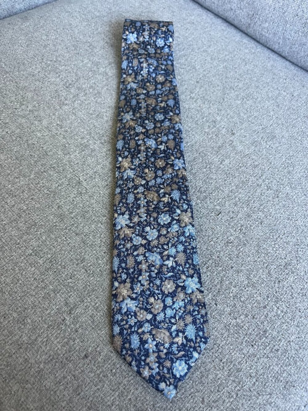 Men's Tie. 100% Silk. Brand: PROFUOMO. Blue with flowers. Retail:$99+tax.